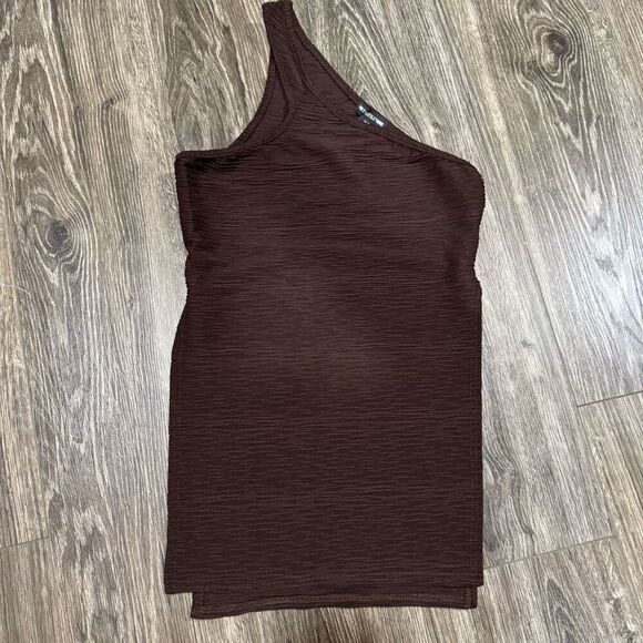 Pretty Little Things SHAPE CHOCOLATE BROWN TEXTURED ONE SHOULDER SPLIT SIDE TOP - Picture 1 of 5